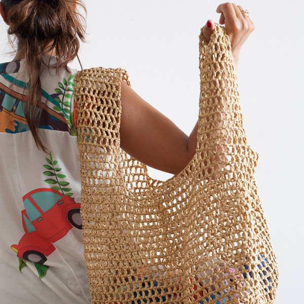 sac cabas en raphia naturel réalisé au crochet pour faire les courses