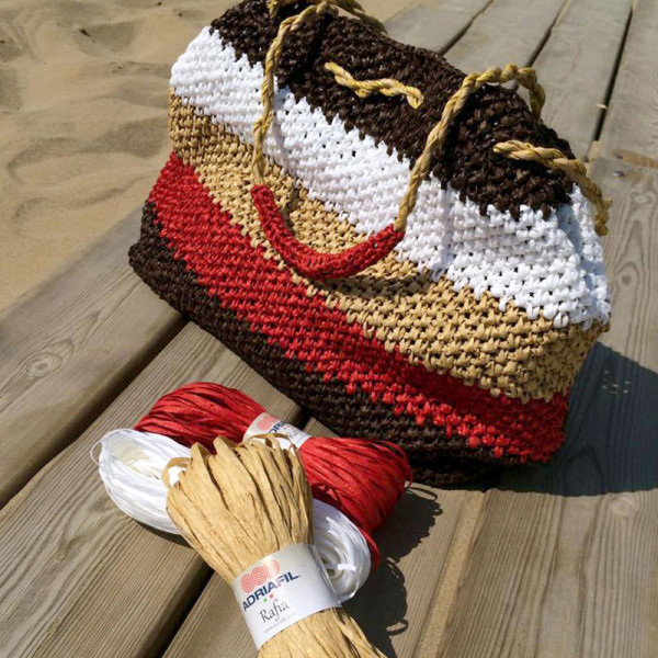 sac crocheté en raphia naturel en trois coloris pour l'été